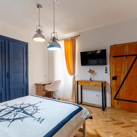 Luxurious Apartment In Old Town - Ultra Central Брашов Екстериор снимка