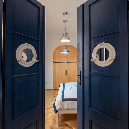 Luxurious Apartment In Old Town - Ultra Central Брашов Екстериор снимка